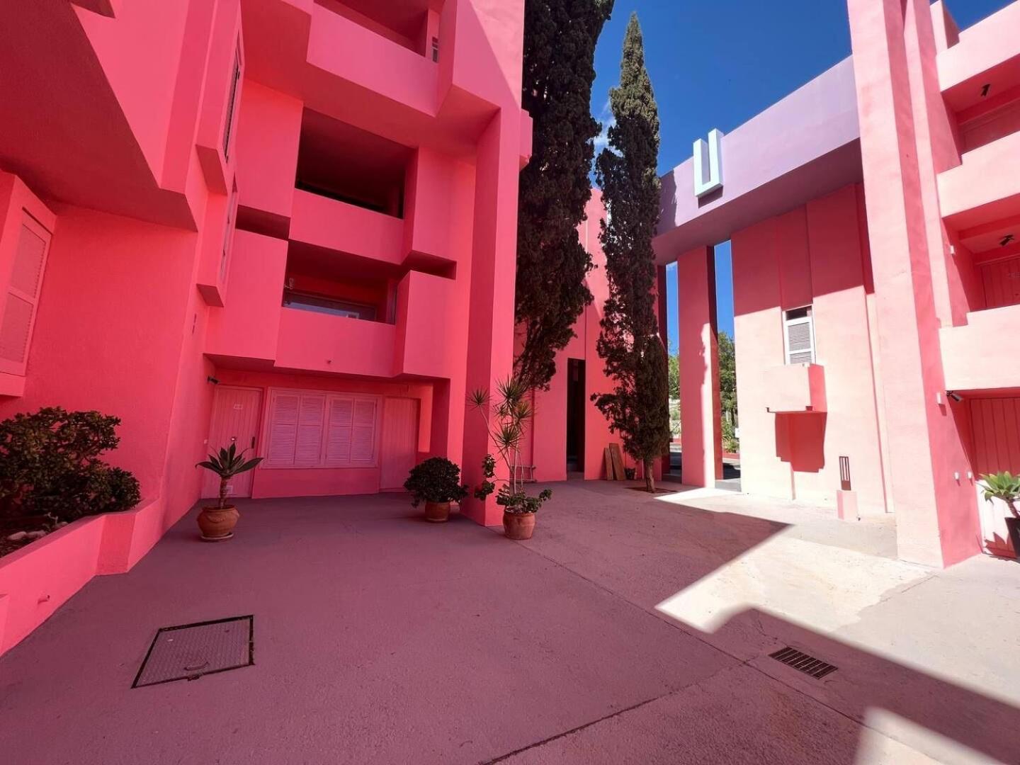 La Muralla Roja Apartment *